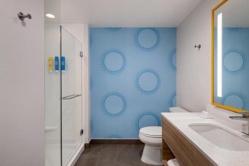 King Room with Walk-In Shower image 4