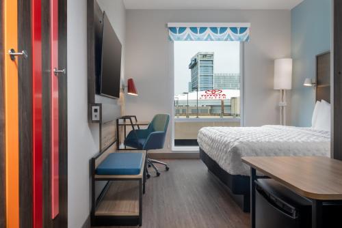 King Room with Bath Tub - Mobility Access image 1