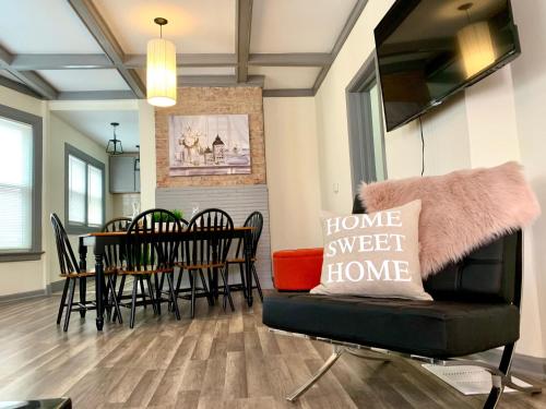 Huge 6BR Home , Modern & Convenient