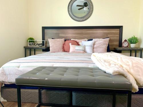The Eastside Manor- With Private Yard & Free Parking, Minutes From Falls & Casino by Niagara Hospitality in Niagara Falls, USA