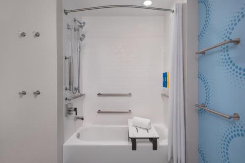 King Room with Bath Tub - Mobility Access image 4
