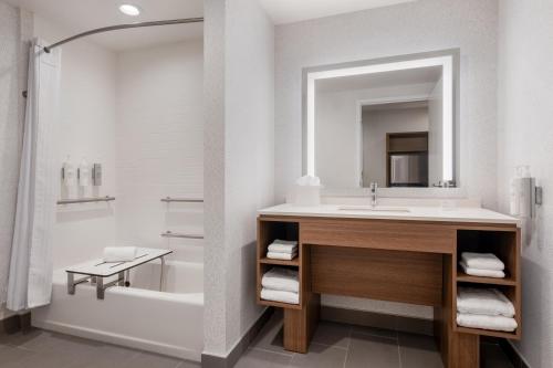 King Studio Suite with Accessible Tub - Mobility Access image 2