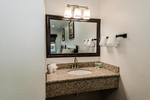Monterey Surf Inn - image 10