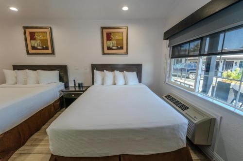 Monterey Surf Inn - image 3