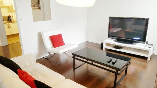 Discover Tranquility in this 2 bed townhouse - image 2