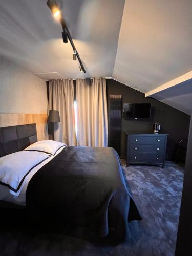 1 double bed, 1 twin bed