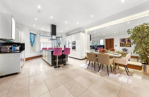 250 SqM MEGA MANSION - image 14