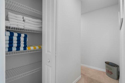 Townhome 4BR with Pool at Storey Lake - image 9
