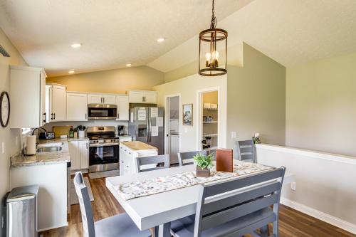 Deck and Outdoor Dining Family Getaway in Dry Ridge in Dry Ridge (KY)