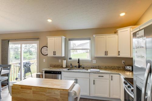 Deck and Outdoor Dining Family Getaway in Dry Ridge in Dry Ridge (KY)