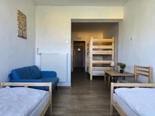 2 twin beds, 4 bunk beds