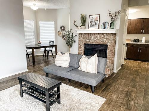 Charming Getaway! 1BR with Futon and TV - Pets OK in Corpus Christi, USA