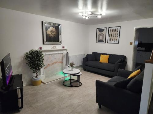 My Holiday Home -2 Bed House-Free Parking, Manchester (photo 3)