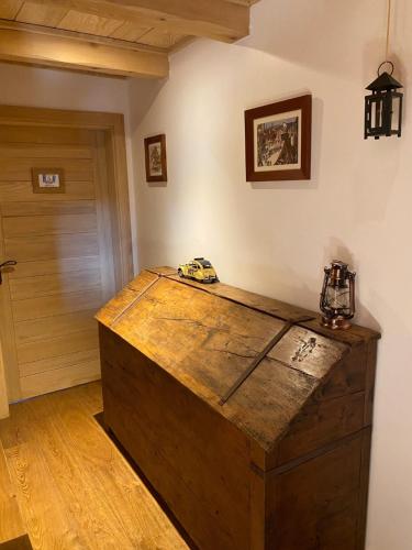 A szálláshely kívülről, Bluets et Brimbelles in Saales