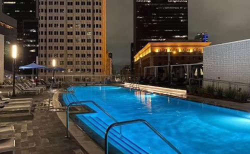 Stylish 3BR High-Rise with Pool, Hot Tub & Rooftop Views, Los Angeles