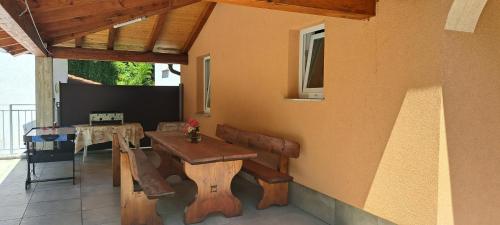 House Tia with Jacuzzi and BBQ in a Green Oasis in Rukavac