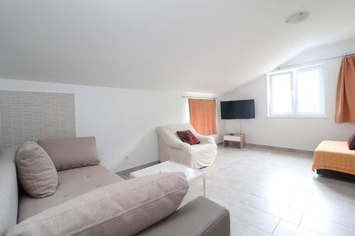 House Tia with Jacuzzi and BBQ in a Green Oasis in Rukavac