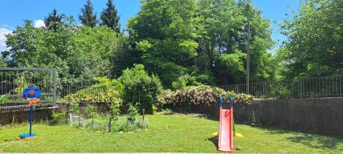 House Tia with Jacuzzi and BBQ in a Green Oasis in Rukavac