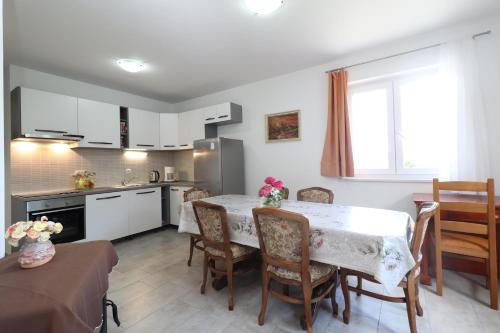 House Tia with Jacuzzi and BBQ in a Green Oasis in Rukavac