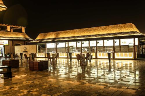 อาหารและเครื่องดื่ม, เดอะ วิวาน โฮเต็ล แอนด์ รีสอร์ต (The Vivaan Hotel & Resorts) in ชันชารี