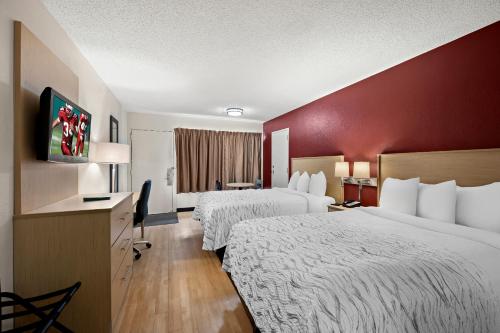 Red Roof Inn PLUS+ & Suites Naples Downtown-5th Ave S - image 6