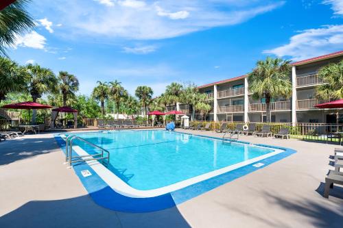 Piscina, Red Roof PLUS+ & Suites Naples Downtown-5th Ave S in East Naples