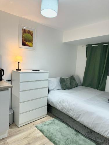 Light & Lamp, En-Suite Studio, in Woolwich, Woolwich