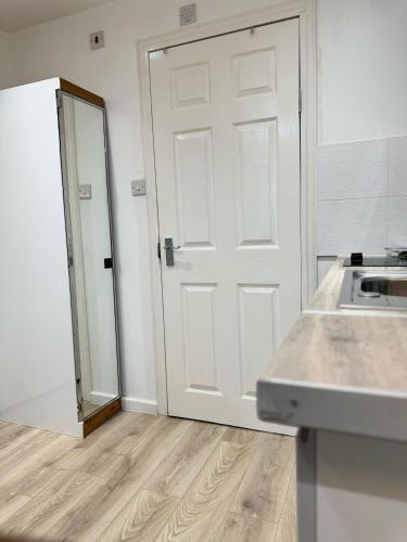 Light & Lamp, En-Suite Studio, in Woolwich, Woolwich (фото 8)