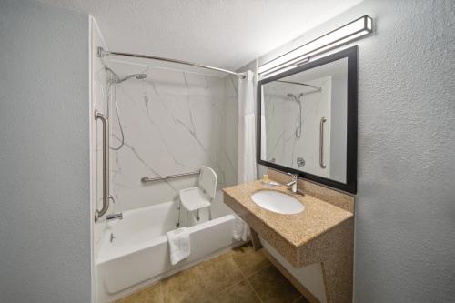 King Room with Tub - Hearing Impaired Accessible Room/Non-Smoking
