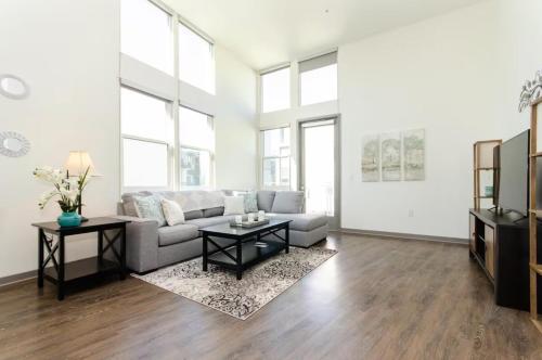 Charming 3 Bedroom Apartment with Pool Near San Diego Convention Center