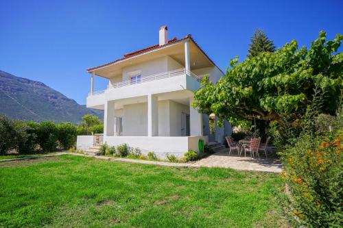 Makyneia Garden House gîte à louer Áno Mammáko