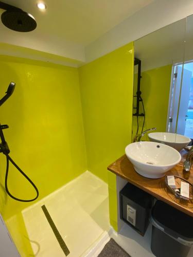 Standard Double Room image 6