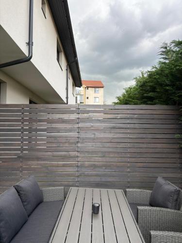 Kert, Luminia Gold Bradet in Zilah