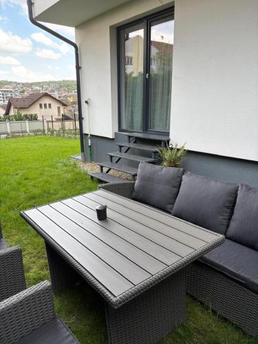 Kert, Luminia Gold Bradet in Zilah