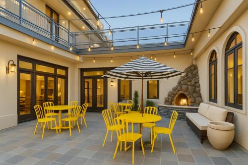 The Live Hotel - image 3