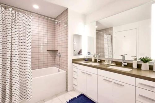Snazzy 3 Bedroom High Rise with Pool, Hot Tub and Rooftop Deck, Los Angeles (fotografie 8)