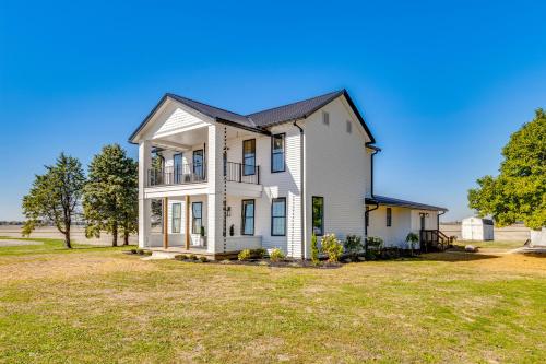 Hope Retreat with Furnished Deck Near Parks! in เทย์เลอรสวิลล์ (IN)