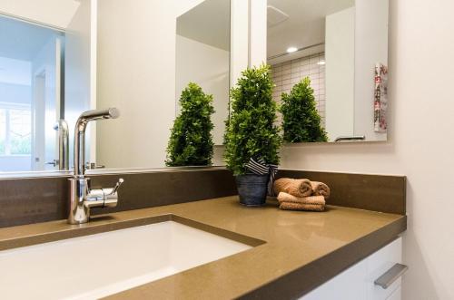 Beautiful 3 Bedroom High Rise with Pool, Hot Tub and Rooftop Views, Los Angeles (fotografie 9)