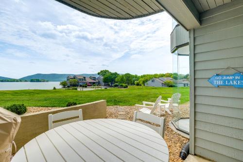 Resort Condo on Smith Mtn Lake Linens Included! in Moneta, USA