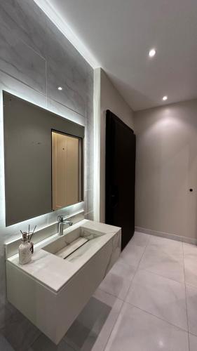 غرفة نوم وصالة مودرن بدخول ذاتي in Al Manar