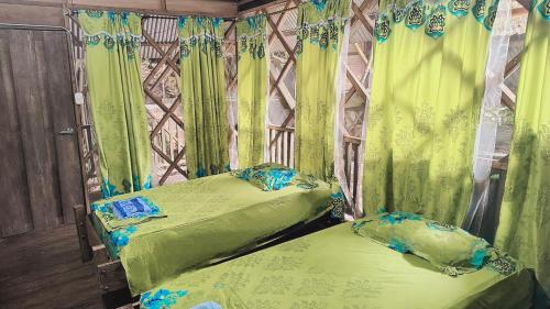 1 queen bed, 2 twin beds