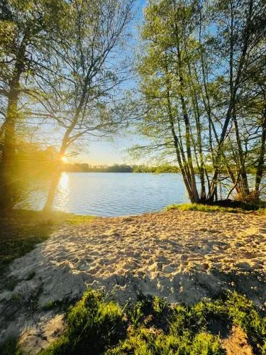Modernes Ferienhaus mit 4 separaten Appartements, je mit vollausgestatteter Küchenzeile und eigenem Bad, 2 Gehminuten zum Badesee, Garten, Grillplatz, Kinderspielbereich, Hunde auf Anfrage willkommen in Blumenholz, Deutschland
