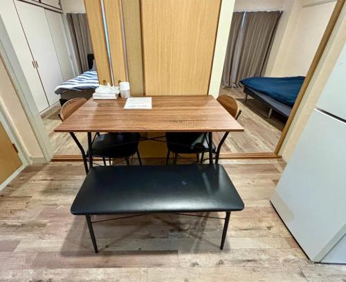 Two bed rooms with three large beds close to Shinsaibashi,, Osaka
