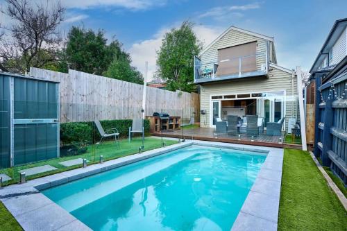 Bowen Street Family Retreat with Pool - Kingsville
