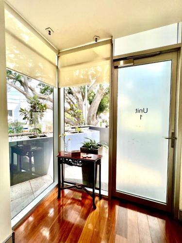 Ulaz, Modern Beachside Suite-Just Steps from Bondi Beach in Bellevue Hill