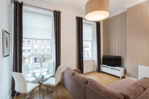 Edinburgh Castle Apartments - image 8
