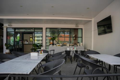 餐厅, R2床与泳池酒店-北碧府 (R2 Bed and Pool Kanchanaburi) in 桂河