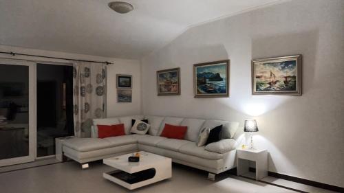 Lustica-Apartment Dora2 in Mirista