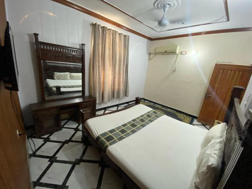 room detail thumbnail 1