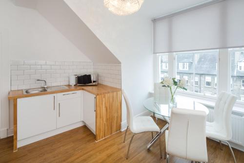 Edinburgh Castle Apartments - image 3